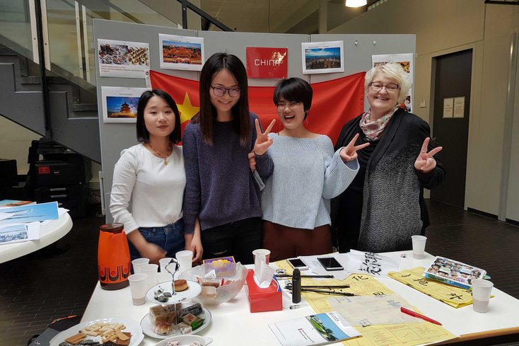 Studierende geben am Campus Wilhelmshaven, unterstützt von Helena Overina, Einblicke in die chinesische Landeskultur. (Foto: Jade HS)