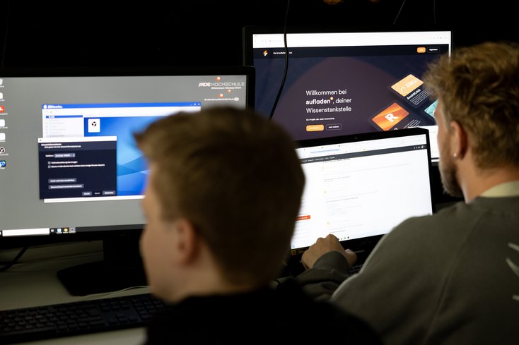 Studierende registrieren sich auf der Plattform. (Foto: Andreas Rothaus/Jade HS)