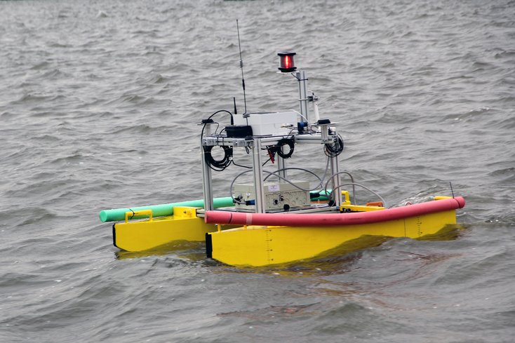 Das Überwasserfahrzeug dient als Ortungsreferenz und Kommunikationsknoten für die Unterwasserfahrzeuge und hält Funkverbindung mit der Operationszentrale. Zudem transportiert es die zusätzliche Technik für die Unterwasserfahrzeuge. (Foto: Jade HS)