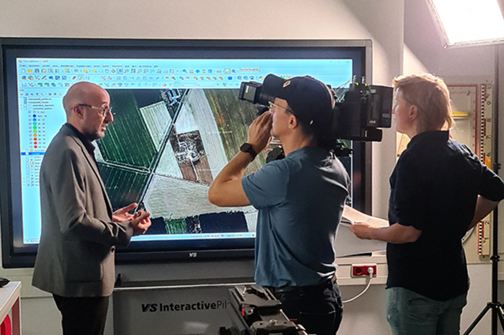 Prof. Dr. Thomas Brinkhoff im Interview für die MDR-Serie „Kripo live – Tätern auf der Spur“ (Foto: Lena Wiegand/Jade HS)