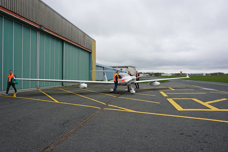 Die Spannweite des Flugzeugs ist mit 16,30 Metern typisch für einen Motorsegler. Unterhalb der Tragflächen sind die zertifizierten Außenbehälter angebracht, die die Messtechnik transportieren werden. Foto: Jade Hochschule
