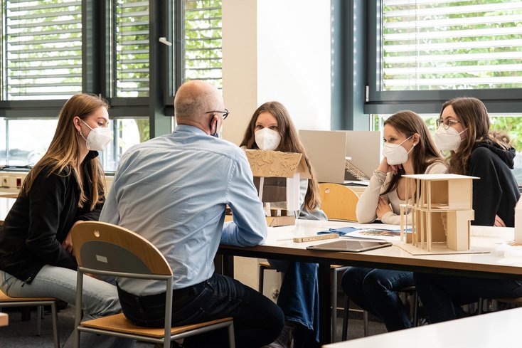 Jürgen Arendt mit einer Gruppe von Schülerinnen der Cäcilienschule bei der Besprechung ihrer Arbeiten (Foto: Andreas Rothaus/Jade HS)