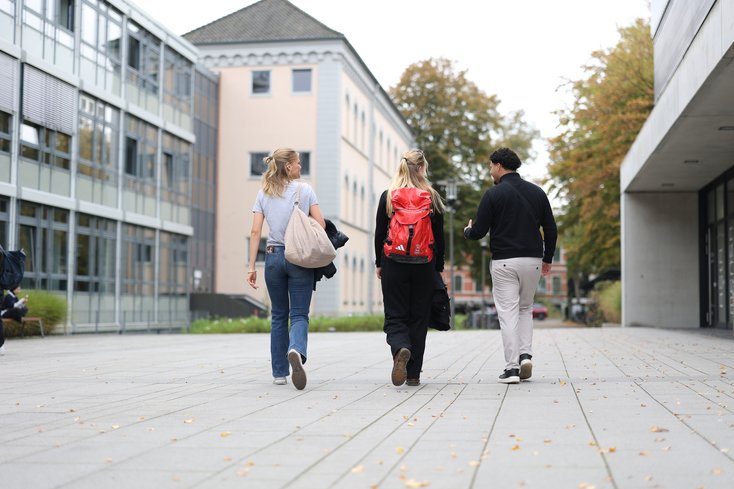 Studierende verlassen den Campus Oldenburg.