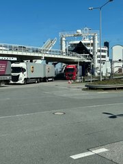 LKWs fahren von einer Fähre.