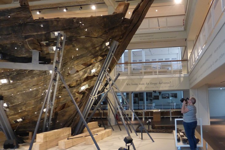 Mit einer photogrammetrischen Messkamera macht Heidi Hastedt rund 400 Bilder pro Messung - von allen Seiten auf allen Ebenen und in verschiedenen Ausrichtungen. Foto: Amandine Colson/ Deutsches Schifffahrtsmuseum