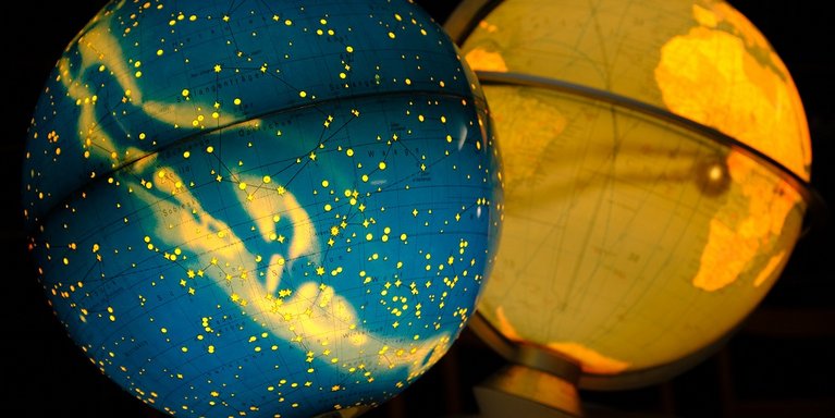 zwei beleuchtete Globen