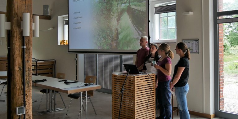 Studierende bei der Präsentation ihrer Ergebnisse (Foto: Ingrid Jaquemotte/Jade HS)