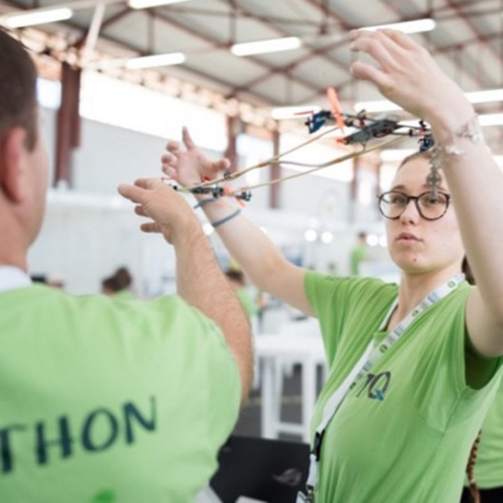 Auch Meerestechnikstudentin Emelie Walters war Teil eines spannenden Projekts. Ihr Team widmete sich der Konstruktion eines Zeppelins, dessen Ballon mit Helium gefüllt war. Durch den Einsatz wiederaufladbarer Batterien und mehrerer Rotoren konnte das Luftschiff in alle Richtungen gesteuert werden. (Fotos: ITQ)