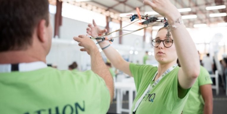 Auch Meerestechnikstudentin Emelie Walters war Teil eines spannenden Projekts. Ihr Team widmete sich der Konstruktion eines Zeppelins, dessen Ballon mit Helium gefüllt war. Durch den Einsatz wiederaufladbarer Batterien und mehrerer Rotoren konnte das Luftschiff in alle Richtungen gesteuert werden. (Fotos: ITQ)