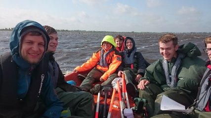Mit der Vermessungsausrüstung auf dem Boot