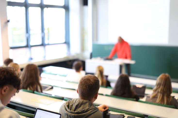 Studierende sitzen in der Vorlesung.