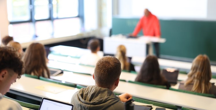 Studierende sitzen in der Vorlesung.