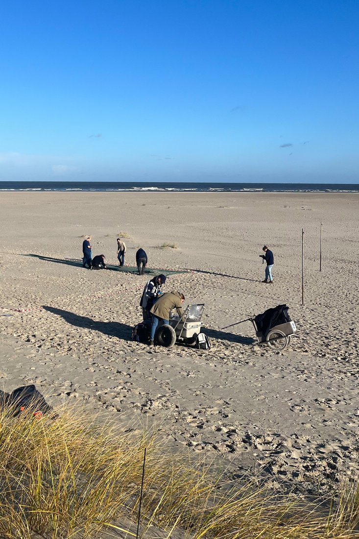 Erste Messungen auf Spiekeroog (v.l.): Tobias Schmid (JHS), Dr. Christoph Tholen (DFKI), Dr. Tobias Binkele (Optimare), Mattis Wolf (DFKI), Michael Butter (DFKI), Simone Wiegand (DFKI), Gizem Bolut (Everwave). (Foto: Gizem Bolut/everwave GmbH)