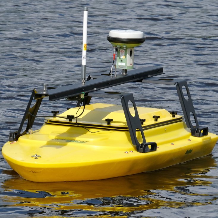 Teilautonomes Messboot für die Hydrographie mit Skizzen ohne und mit teilautonomer Steuerung