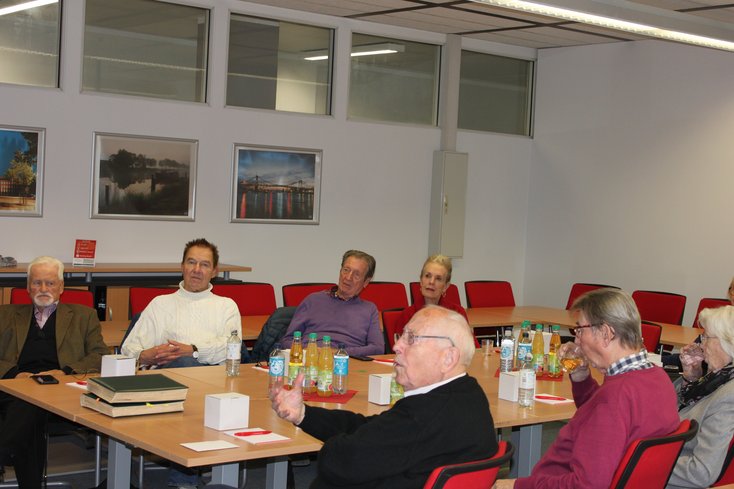 Die Teilnehmenden im Austausch mit Prof. Dr. Hilligweg (Bild: Jade HS)