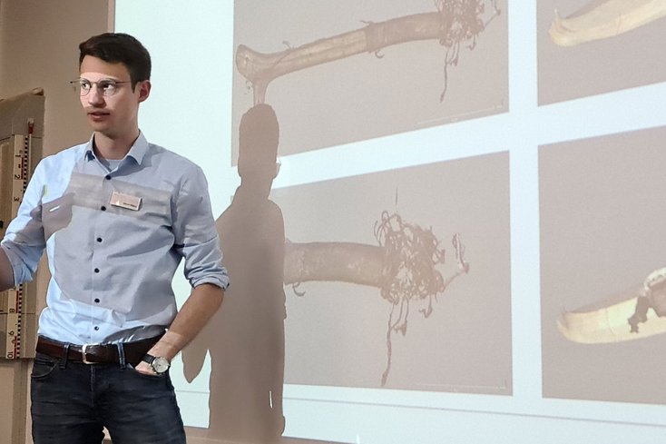 Simon Albers von der Jade Hochschule präsentiert den Forschungsverbund DiViAS, der sich mit der Digitalisierung und Analyse von Sammlungsgut aus kolonialen Kontexten befasst.
