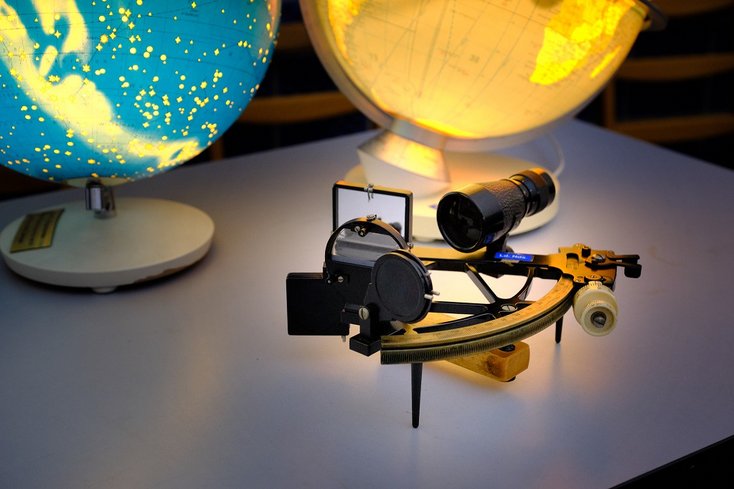 Zwei leuchtende Globen und ein Sextant