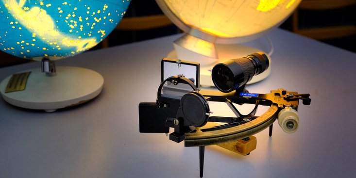 Zwei leuchtende Globen und ein Sextant