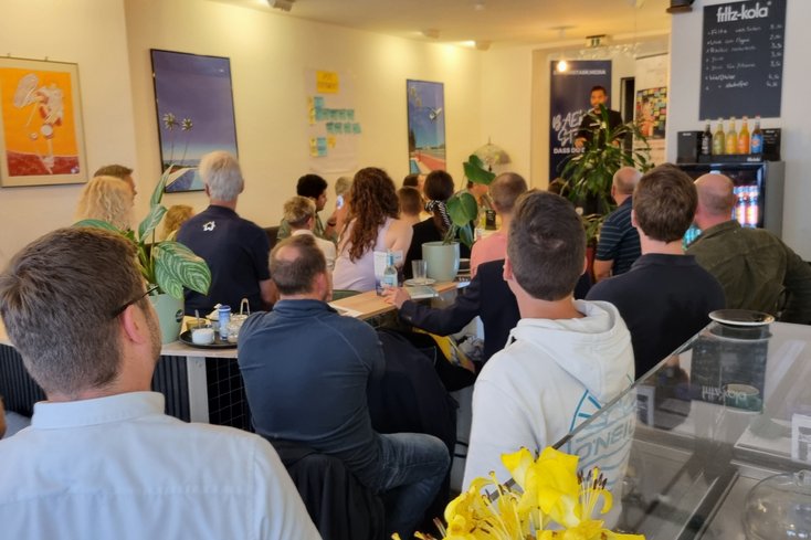 Die Gründer_innen präsentieren ihre Ideen im Café Gröön in der Wilhelmshavener Innenstadt (Foto: Daniela Wrage/Jade HS)