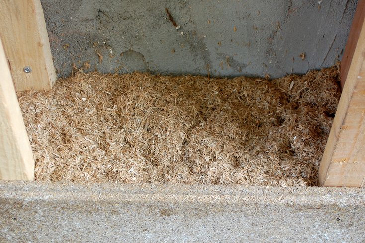 Einmal geerntet, dann gehäckselt, getrocknet und gesiebt, könnte die Pflanze zu Platten weiterverarbeitet oder wie getrocknetes Stroh in die Räume zwischen den Ausfachungen geblasen werden.