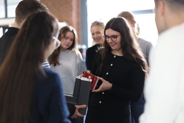 Gruppe Studierender schaut sich verschiedene Muster an.