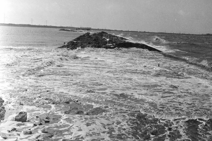 Das Foto zeigt den Maade-Deich in Wilhelmshaven nach der „Großen Sturmflut“. Der Deich ist an mehreren Stellen gebrochen. Das Wasser strömte weiter den Fluss entlang bis zum Stadtteil Rüstersiel. Foto: WZ Bilddienst
