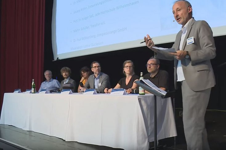 Moderator Lothar Guckeisen diskutiert mit den Podiumsteilnehmern über nachhaltiges Wirtschaften (v.l.n.r.): Dr. Matthias Hausmann (Cewe Stiftung & Co. KGaA); Dr. Paul Wöbkenberg (compassorange GmbH); Silvana Kröhn (Entwicklungspolitisches Bildungs- und Informationszentrum e.V. – EPIZ); Prof. Dr. Holger Saß (Jade Hochschule); Désirée Diering (RENN.nord); Martin Schüller (TransFair e.V.)