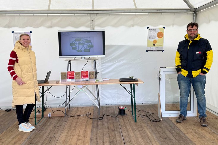 Berit Müller und Pavel Paulau repräsentierten die Jade Hochschule auf dem Fair- und Regionalmarkt in Brake (Foto: Jade HS)