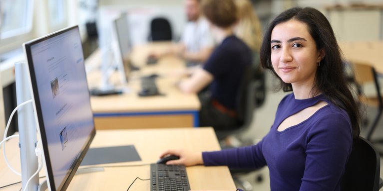 Studentin arbeiten am Rechner.