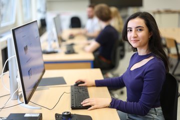 Studentin arbeiten am Rechner.