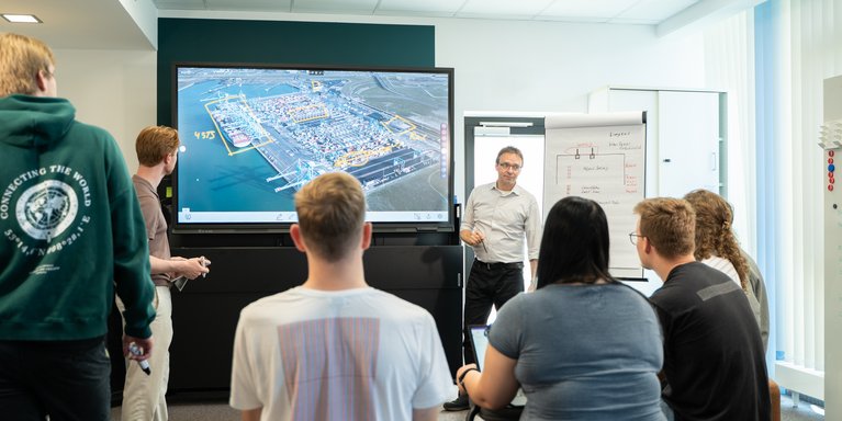 Studierende sitzen in einer Vorlesung.  