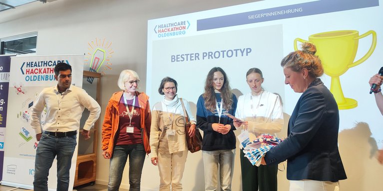 Die Medizintechnik-Studentinnen Rika Eisenberg und Nejra Duvnjak nehmen den Preis für den besten Demonstrator entgegen. (Foto: privat)