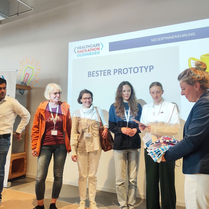 Die Medizintechnik-Studentinnen Rika Eisenberg und Nejra Duvnjak nehmen den Preis für den besten Demonstrator entgegen. (Foto: privat)