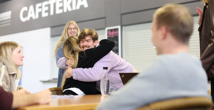 Studierende in der Cafeteria in Wilhelmshaven