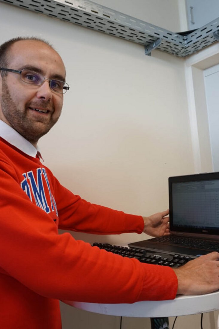 Karsten Schubert auf dem Campus Wilhelmshaven der Jade Hochschule, im Labor.
