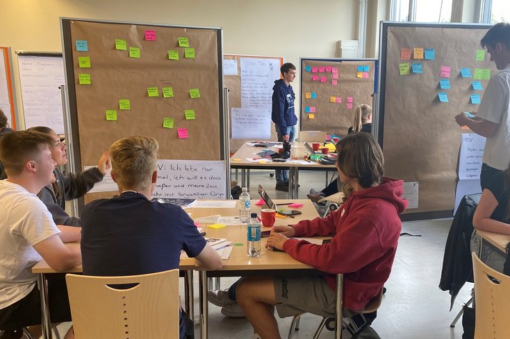 Die Teilnehmenden arbeiten in Teams zusammen und erarbeiten erste Ideen. (Foto: Jade HS)