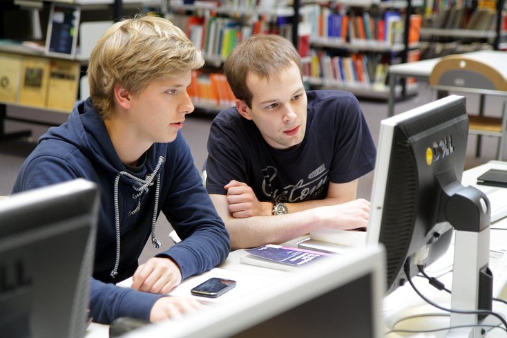 Studierende der Ingenieurwissenschaften können sich ab sofort im Jade eCampus einen komfortableren Überblick über ihre Leistungen verschaffen und sich dort zu Prüfungen anmelden. Foto: Piet Meyer/Jade HS