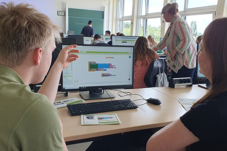 Teilnehmer_innen beim programmieren einer App (Foto: Anka Albrecht, Jade HS)