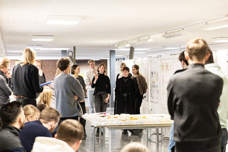 Studierende präsentieren ein Projekt