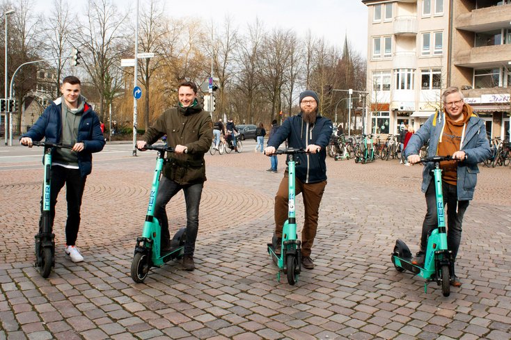 Mit dem Elektroroller in Oldenburg unterwegs (v.l.): die Geoinformatik-Studenten Jannes Wykhoff und Paul Nolte mit ihren Dozenten Prof. Dr. Sebastian Rohjans und Jörn Ahlers (Foto: Lena Wiegand)