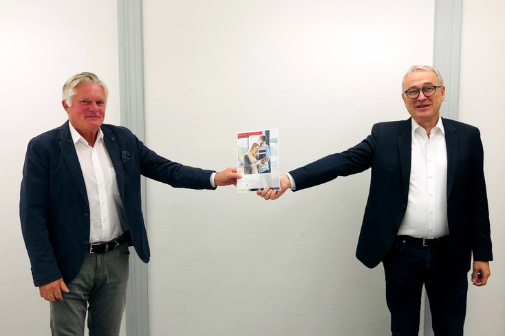 Hochschulpräsident Prof. Dr. Manfred Weisensee (re.) verabschiedet Prof. Dr. Heinz Wübbelmann mit dem coronabedingt nötigen Abstand in den Ruhestand. (Foto: Prof. Dr. Hero Weber/Jade HS)