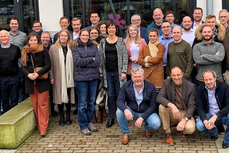 Prof. Dr. Kerstin Lange (11.v.l.) und Bennet Zander (.v.r.) mit dem Team des Projekts INDU ZERO. Foto: INDU ZERO