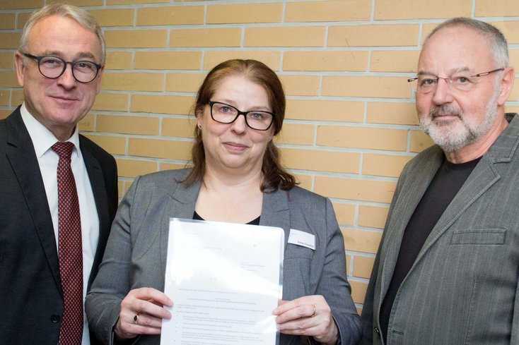 Möchten die Forschungsergebnisse der Jade Hochschule frei zugänglich machen (v.li.): Hochschulpräsident Prof. Dr. Manfred Weisensee, Open-Access-Beauftragte Sonja Clauditz und Vizepräsident Prof. Dr. Uwe Weithöner. Foto: Gaby Pfeiffer/Jade HS