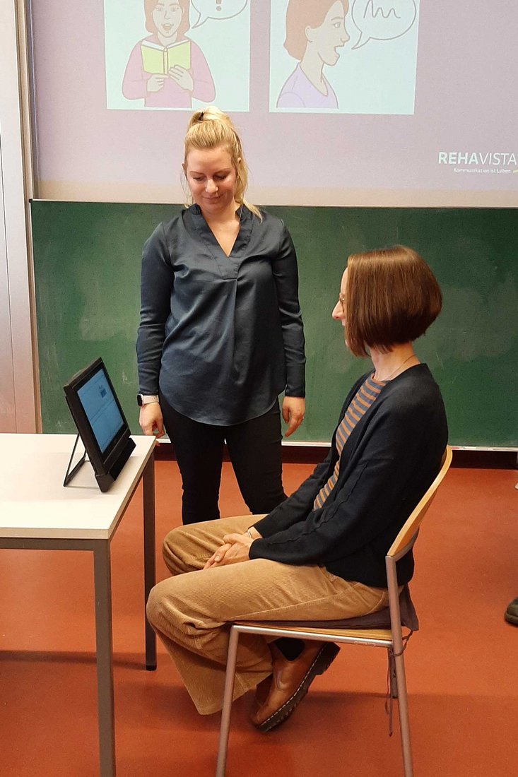 Prof. Dr. Tanja Grewe testet unter Anleitung von Lisa Marie Markert die Augensteuerung der elektronischen Kommunikationshilfe. (Foto: Eeske Montens/Jade HS)
