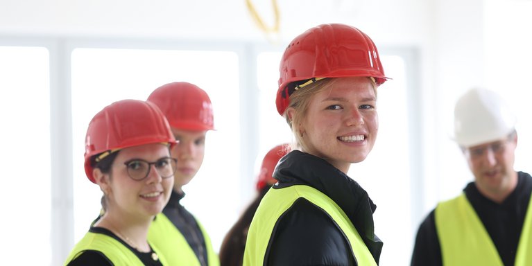 Studierende machen Exkursion zur Baustelle.