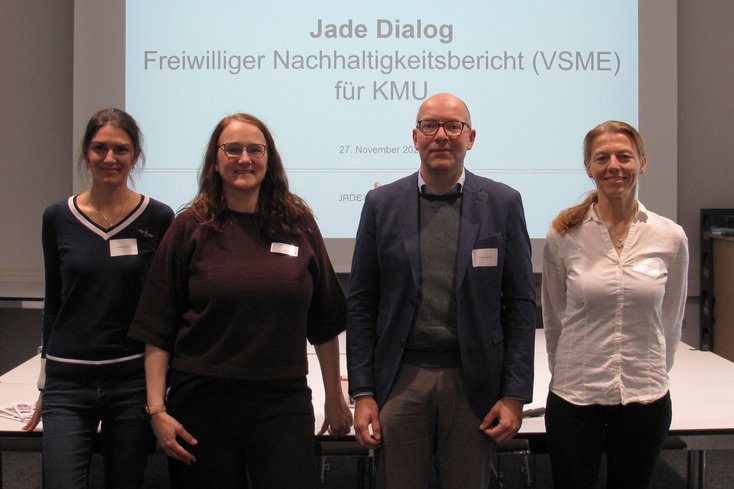 v.l.n.r.: Jennifer Hoffmann, Lena Wiegand, Norbert Moormann, Berit Müller (Foto: Jade HS/Katrin Keller)