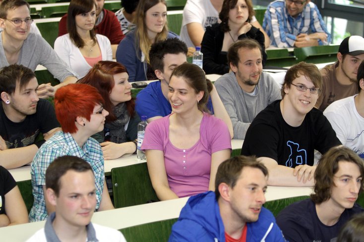 Hochschulen als Orte des sozialen Kontaktes - in Zukunft den Hygieneregeln entsprechend mit mehr Abstand. (Foto: Piet Meyer/Jade HS)