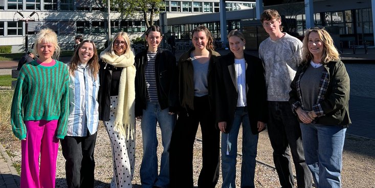 Gruppenbild der Teilnehmer des Medienprojektes mit Frau Jennifer Hinrichs, der Dozentin des Medienprojektes