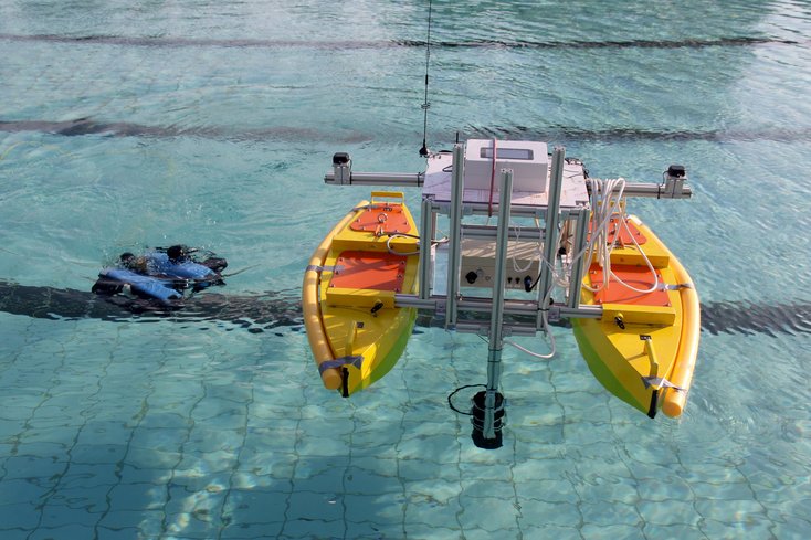 Entstanden ist ein Demonstrator aus einem autonom operierenden Überwasserfahrzeug und einem Schwarm selbständig fahrender und kooperierender Unterwasserfahrzeuge. (Foto: Jade HS)