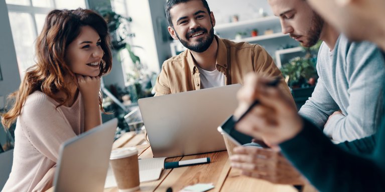 Studierende Betriebswirtschaftslehre Bachelor online am Laptop